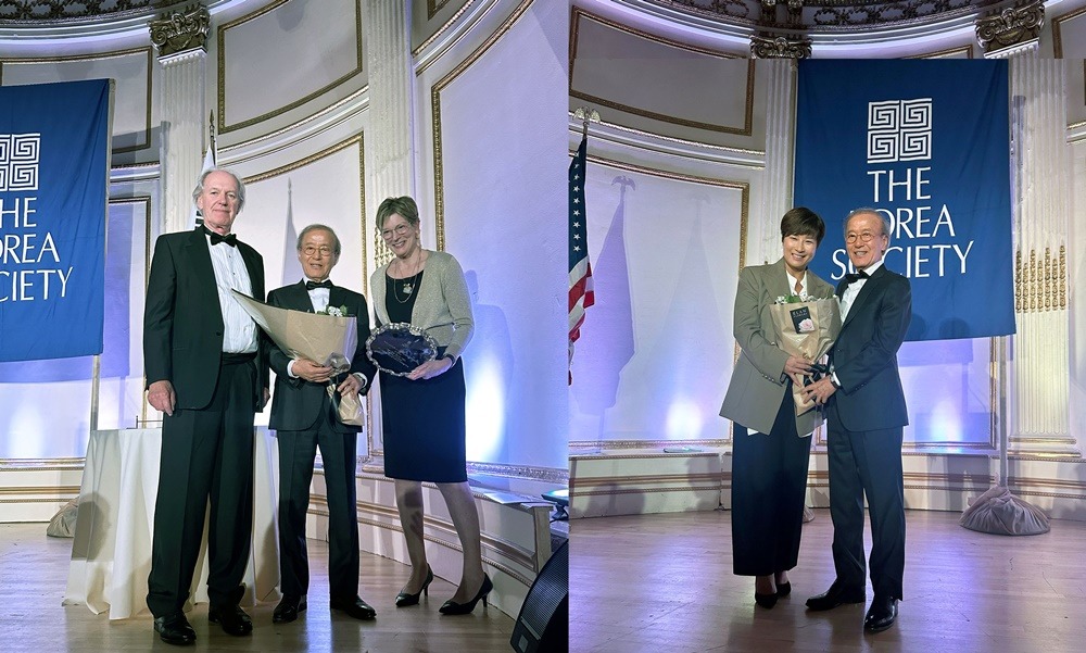 (Left)TheKoreaSocietyPresidentandCEOThomasByrneFILAHoldingsChairmanGeneYoonandTheKoreaSocietyBoardChairAmbKathleenStephensposeforacommemorativephotoattheKoreaSocietysAnnualDinneratthePlazaHotelinNewYorkNYonSept302024(Right)FILAHoldingsChairmanGeneYoonandVanFleetAwardcorecipientSeriPakposeforacommemorativephotoattheKoreaSocietysAnnualDinneratthePlazaHotelinNewYorkNYonSept302024